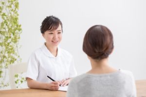 心を開いてもらうために気を付けたい手と腕の仕草